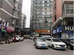 成熟商圈小区出入口湘绣城拐角门面空转、无行业限制、人量大