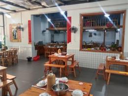 日营业15000元十字路口拐角350平米餐饮店转让